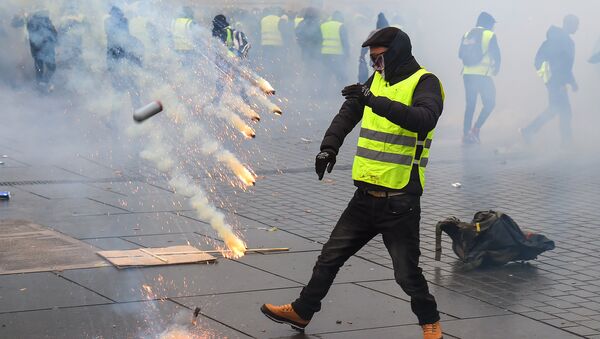 Protestors clash with riot police on December 8, 2018 in Bordeaux, southwestern France, during a demonstration against rising costs of living. The yellow vest movement in France originally started as a protest about planned fuel hikes but has morphed into a mass protest against President's policies and top-down style of governing. - Sputnik International