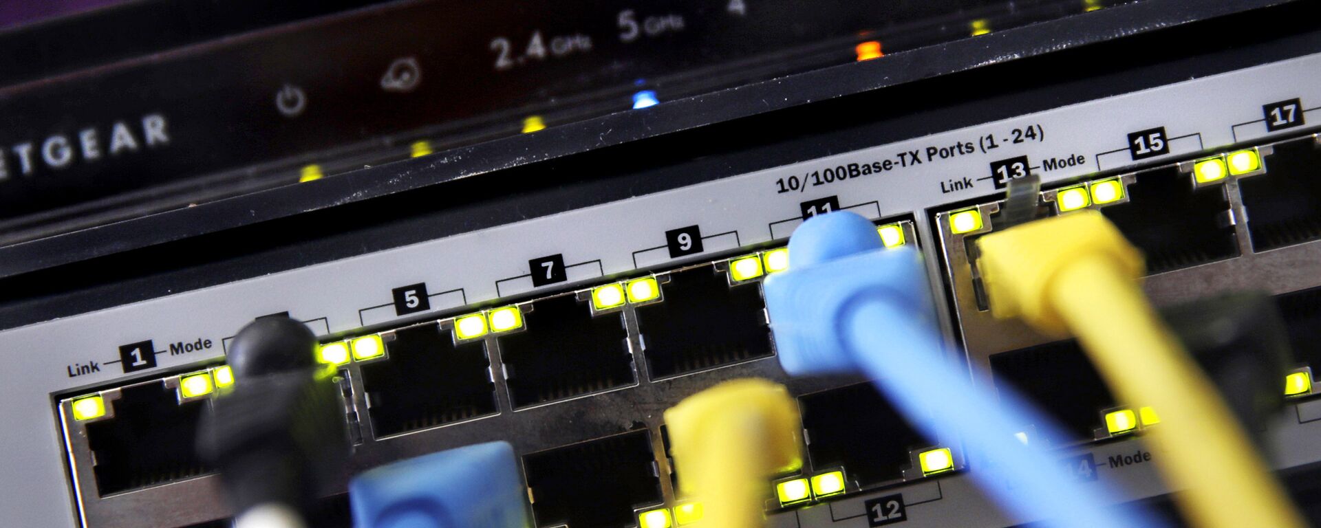 In this June 19, 2018, file photo a router and internet switch are displayed in East Derry, N.H. Net neutrality traces back to an engineering maxim called the “end-to-end principle,” a self-regulating network that put control in the hands of end users rather than a central authority - Sputnik International, 1920, 28.02.2023