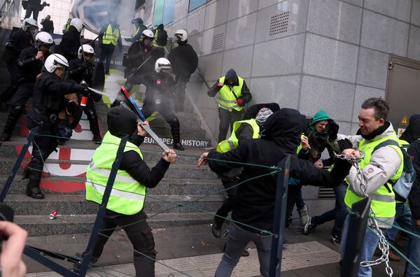 Demonstrators clash with police during the yellow vests protest against higher fuel prices, in Brussels, Belgium, December 8, 2018 Demonstrators clash with police during the yellow vests protest against higher fuel prices, in Brussels, Belgium, December 8, 2018 - Sputnik International