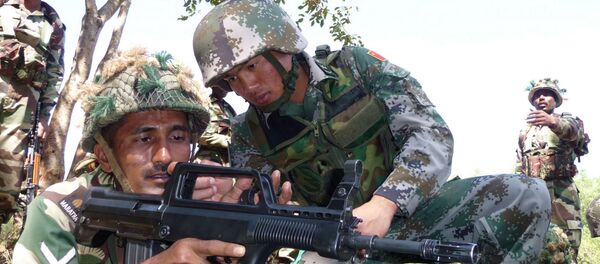 Indian soldier, left, tries a Chinese weapon during a training session (File) - Sputnik International