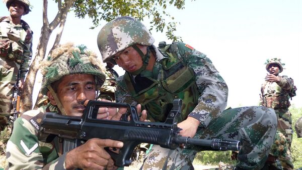 Indian soldier, left, tries a Chinese weapon during a training session (File) - Sputnik International
