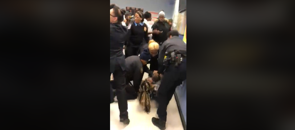 NYPD investigating video showing cops yanking baby from woman on the floor - Sputnik International