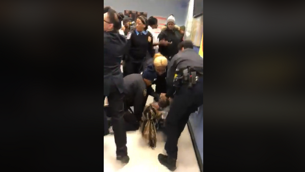 NYPD investigating video showing cops yanking baby from woman on the floor - Sputnik International