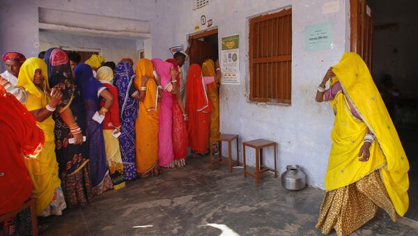 Indian women wait in a queue to cast their votes in village Padampura, near Ajmer, India, Friday, Dec. 7, 2018 - Sputnik International