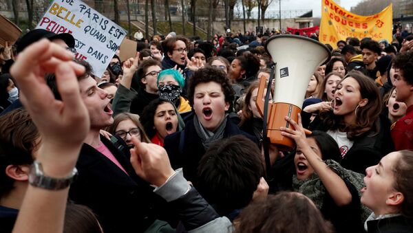 Youths and high school students attend a demonstration to protest against the French government's reform plan, in Paris, France, December 7, 2018 - Sputnik International