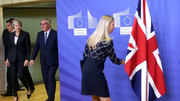 A staff member adjusts the British flag as British Prime Minister Theresa May and European Commission President Jean-Claude Juncker arrive at the EC headquarters in Brussels, Belgium November 21, 2018 - Sputnik International