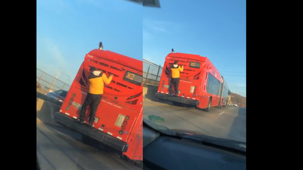 ‘Only in DC’: Teen Spotted Clinging to Bus Chugging Through US Capital - Sputnik International