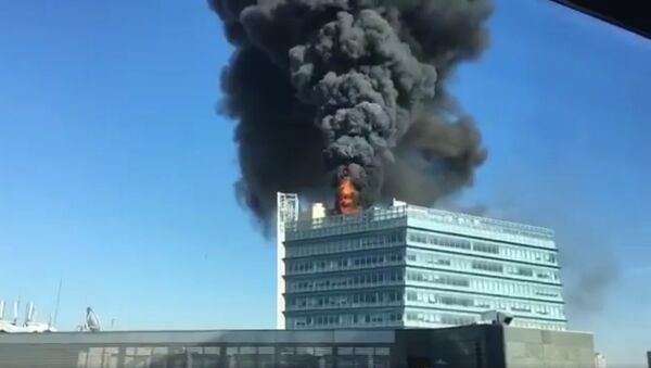 Huge fire this morning on top of the building in Beijing’s Zhongguancun tech district that houses Google’s office - Sputnik International