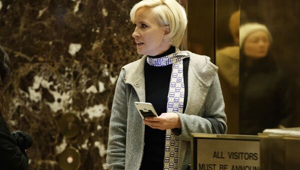 Mika Brzezinski waits for an elevator in the lobby at Trump Tower. - Sputnik International