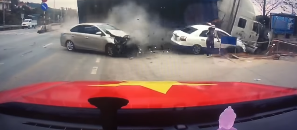 Mother, Toddler Escape Highway Horror by Inches - Sputnik International