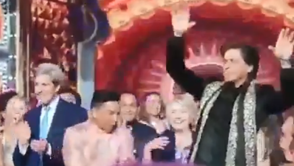 John Kerry and Hillary Clinton are spotted dancing with Shah Rukh Khan at Isha Ambani’s pre-wedding bash in Udaipur - Sputnik International