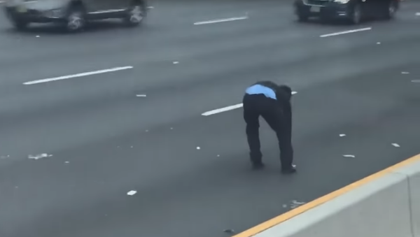 A Brinks Security Guard Chases Loose Money from Armored Car on New Jersey Highway - Sputnik International