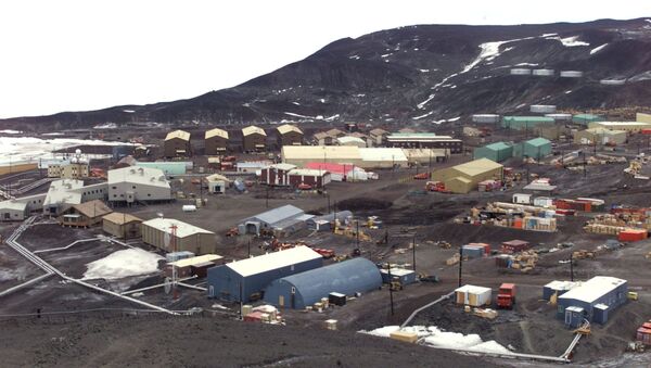 General view of McMurdo Station operated by the United States on Antarctica. The station is the biggest settlement on Antarctica, providing home for more then a thousand people. Picture taken January 1 2000 - Sputnik International