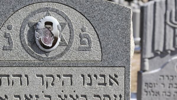 Vandalized stones are scattered at Stone Road or Waad Hakolel Cemetery in Rochester, New York on March 3, 2017. - Sputnik International