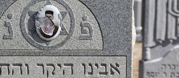 Vandalized stones are scattered at Stone Road or Waad Hakolel Cemetery in Rochester, New York on March 3, 2017. - Sputnik International