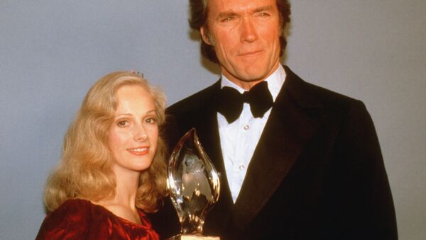 Sondra Locke, pictured with Clint Eastwood when they were co-stars and lovers, has died aged 74 - Sputnik International