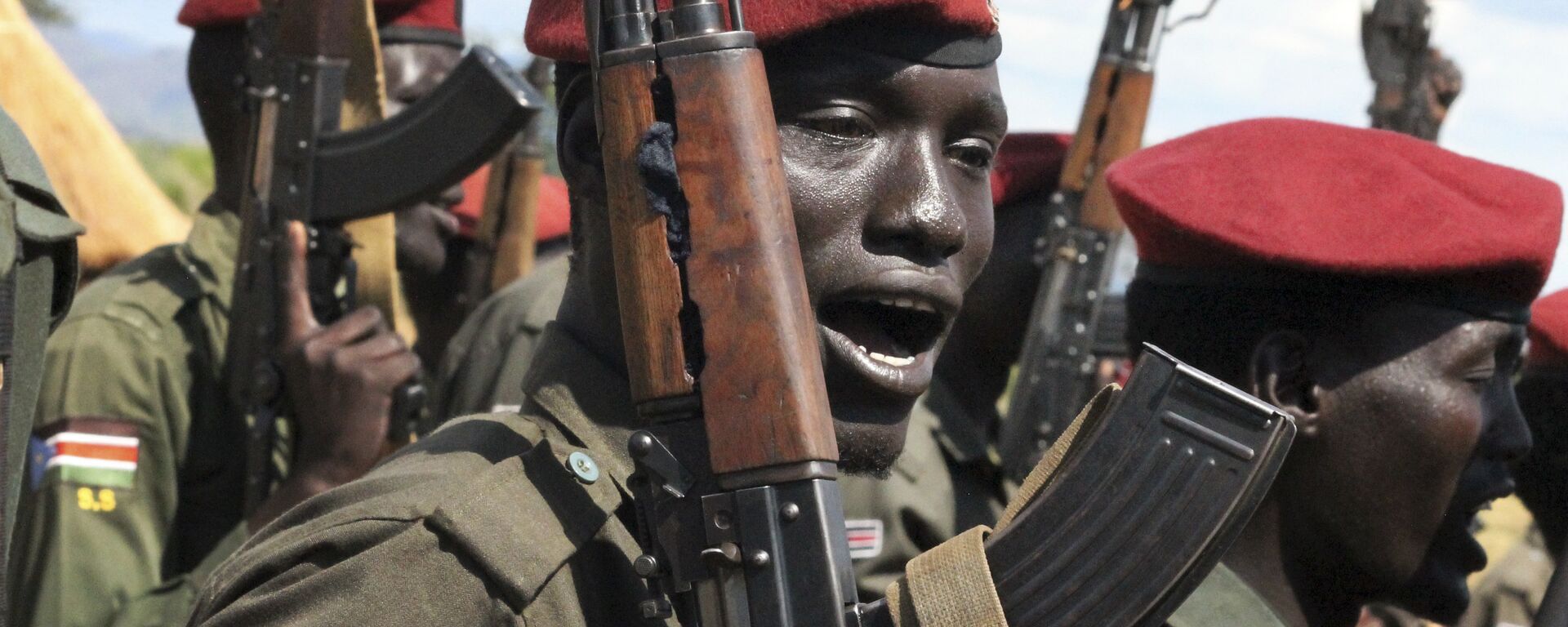 In this photo taken Thursday, April 14, 2016, government soldiers follow orders to raise their guns during a military parade in Juba, South Sudan - Sputnik International, 1920, 25.10.2021
