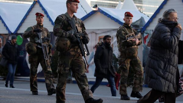 French soldiers patrol at the Christmas market at La Defense financial and business district in Puteaux, near Paris, France, December 13, 2018 - Sputnik International