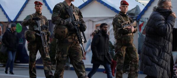 French soldiers patrol at the Christmas market at La Defense financial and business district in Puteaux, near Paris, France, December 13, 2018 French soldiers patrol at the Christmas market at La Defense financial and business district in Puteaux, near Paris, France, December 13, 2018 - Sputnik International