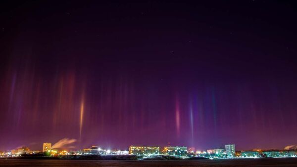 Colorful Light Pillars Emerge Over Skies in Nizhny Tagil - Sputnik International
