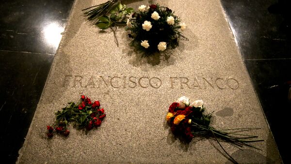 Flower are placed on the tomb of former Spanish dictator Francisco Franco - Sputnik International