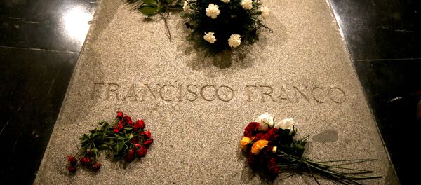 Flower are placed on the tomb of former Spanish dictator Francisco Franco - Sputnik International