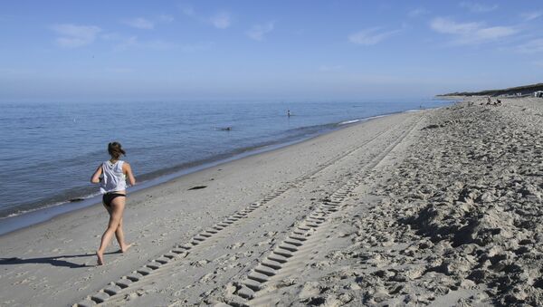 A woman running on a beach - Sputnik International