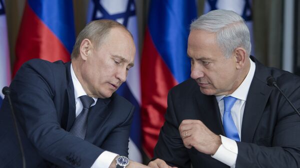 Russian President Vladimir Putin, left, speaks with Israeli Prime Minister Benjamin Netanyahu as they prepare to deliver joint statements after their meeting and a lunch in the Israeli leader's Jerusalem residence, Monday, June 25, 2012 - Sputnik International