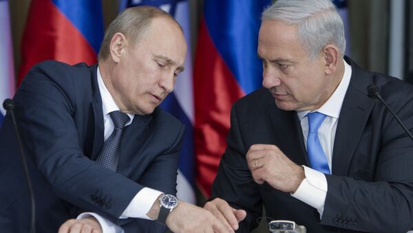 Russian President Vladimir Putin, left, speaks with Israeli Prime Minister Benjamin Netanyahu as they prepare to deliver joint statements after their meeting and a lunch in the Israeli leader's Jerusalem residence, Monday, June 25, 2012 - Sputnik International