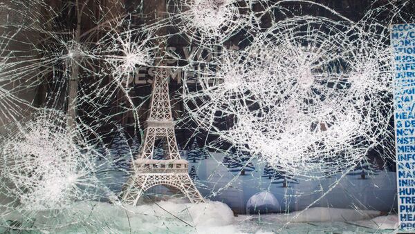 An Eiffel Tower is seen at a store front window vandalized by the yellow vests movement, in Paris, France. Rising protests that first began on November 17 and erupted over high living costs has morphed into a broader anti-government rebellion. - Sputnik International