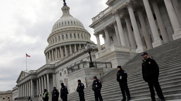 Capitol Hill Police officers look on as activists gather at the US Capitol to protest President Donald Trump's executive actions on immigration in Washington January 29, 2017 - Sputnik International