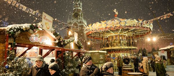 Visitors at the fair in Red Square Visitors at the fair in Red Square - Sputnik International