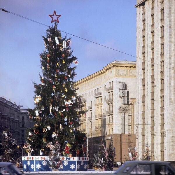 Christmas tree on 50th anniversary of October Square (now Manezhnaya square) Christmas tree on 50th anniversary of October Square (now Manezhnaya square) - Sputnik International