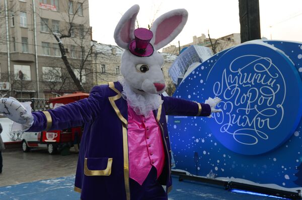 A participant during the festive events on Chistoprudny Boulevard in Moscow A participant during the festive events on Chistoprudny Boulevard in Moscow - Sputnik International