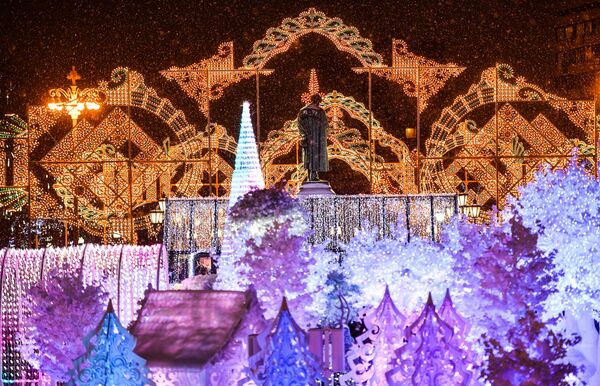 New Year illumination on Pushkinskaya Square in Moscow New Year illumination on Pushkinskaya Square in Moscow - Sputnik International