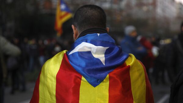 A pro-independence demonstrator stands in downtown Barcelona, Spain, Friday Dec. 21, 2018 - Sputnik International