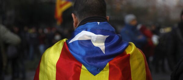 A pro-independence demonstrator stands in downtown Barcelona, Spain, Friday Dec. 21, 2018 - Sputnik International