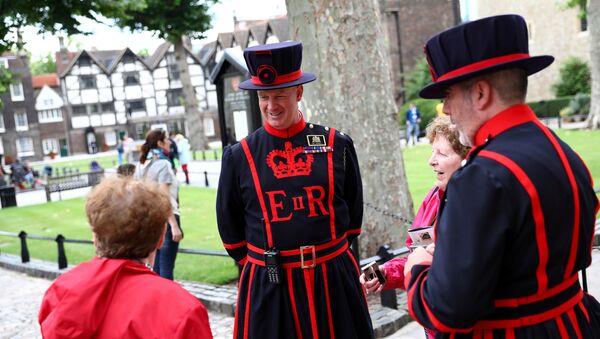Yeoman Warders interact with tourists at the Tower of London in London, Britain, July 20, 2017 - Sputnik International
