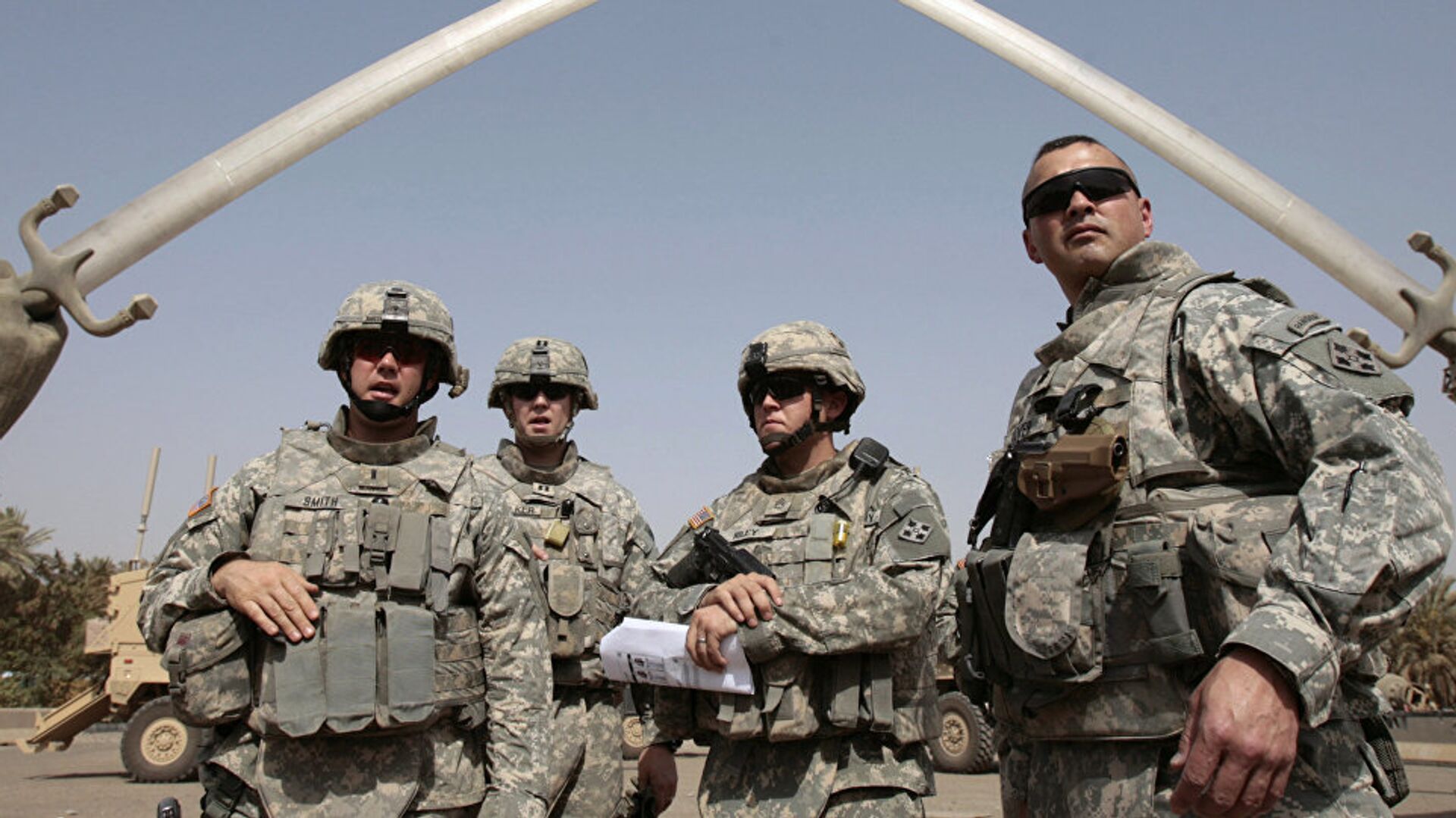  US soldiers stand near the landmark Hands of Victory, built by executed Iraqi president Saddam Hussein to commemorate Iraq's victory in the Iran-Iraq war, inside Baghdad's Green Zone as they prepare to go on a mission on July 5, 2008 - Sputnik International, 1920, 09.12.2021