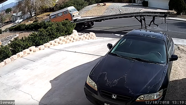 Security Camera Captures Runaway Trailer Making Off With US Man, VW Van - Sputnik International