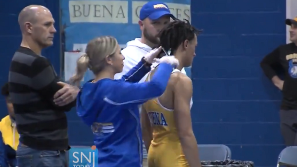 Teenaged wrestler forced to cut his dreadlocks prior to match after referee refuses to let him compete - Sputnik International
