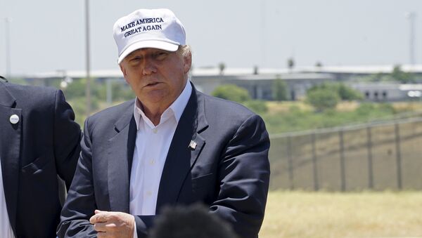 Republican presidential candidate Donald Trump attends a news conference near the U.S.-Mexico border (background), outside Laredo, Texas July 23, 2015 - Sputnik International