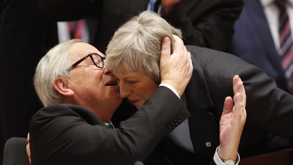 European Commission President Jean-Claude Juncker, left, greets British Prime Minister Theresa May during a round table meeting at an EU summit in Brussels, Thursday, Dec. 13, 2018. - Sputnik International