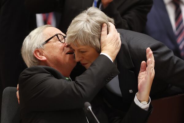 European Commission President Jean-Claude Juncker, left, greets British Prime Minister Theresa May during a round table meeting at an EU summit in Brussels, Thursday, Dec. 13, 2018. European Commission President Jean-Claude Juncker, left, greets British Prime Minister Theresa May during a round table meeting at an EU summit in Brussels, Thursday, Dec. 13, 2018. - Sputnik International