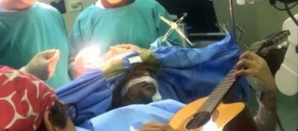 Jazz guitarist Musa Manzini plays through brain surgery - Sputnik International