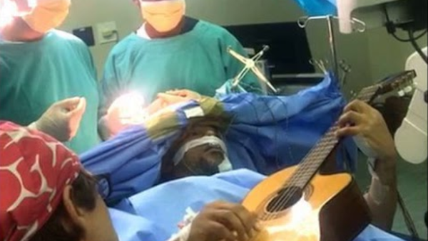 Jazz guitarist Musa Manzini plays through brain surgery - Sputnik International