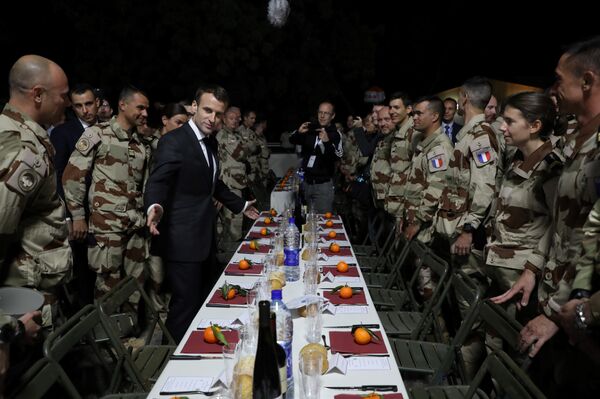 French president Emmanuel Macron eats dinner with soldiers the Barkhane force at the Barkhane tactical command centre in N'Djamena on December 22, 2018. French president Emmanuel Macron eats dinner with soldiers the Barkhane force at the Barkhane tactical command centre in N'Djamena on December 22, 2018. - Sputnik International