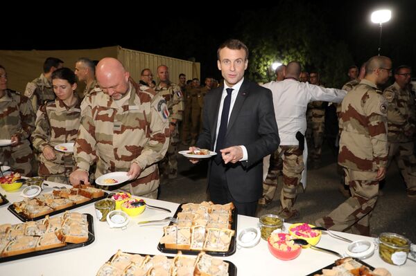 French president Emmanuel Macron eats dinner with soldiers the Barkhane force at the Barkhane tactical command centre in N'Djamena on December 22, 2018. French president Emmanuel Macron eats dinner with soldiers the Barkhane force at the Barkhane tactical command centre in N'Djamena on December 22, 2018. - Sputnik International