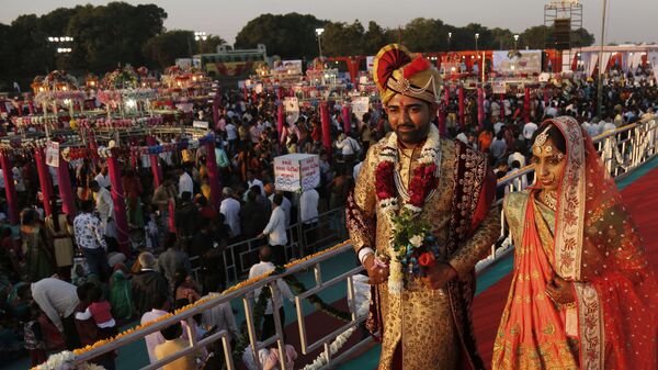 Молодожены после массовой свадебной церемонии в Индии  - Sputnik International