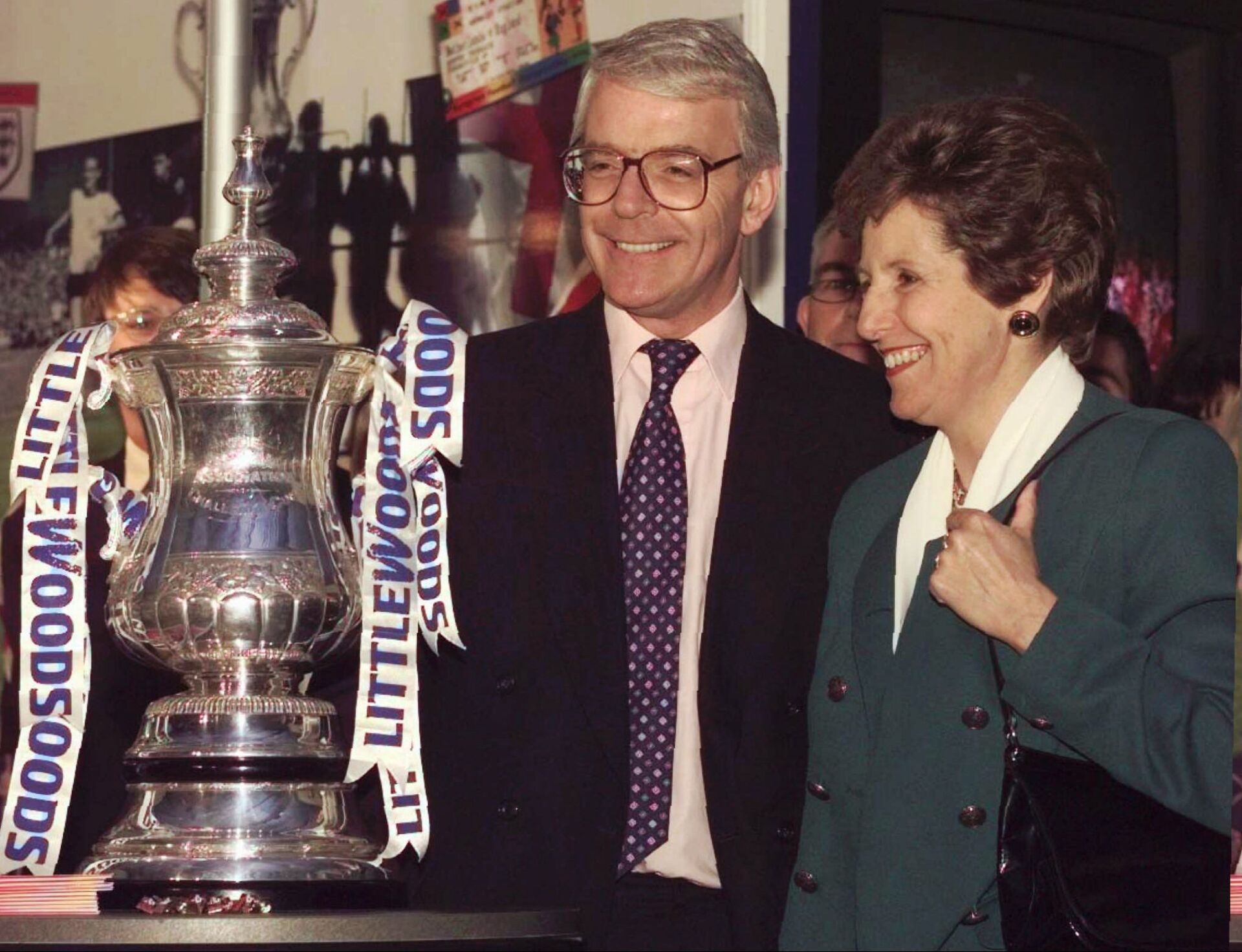 John Major, and his wife Norma, posing with the Littlewoods Cup during the 1997 election campaign - Sputnik International, 1920, 06.11.2021
